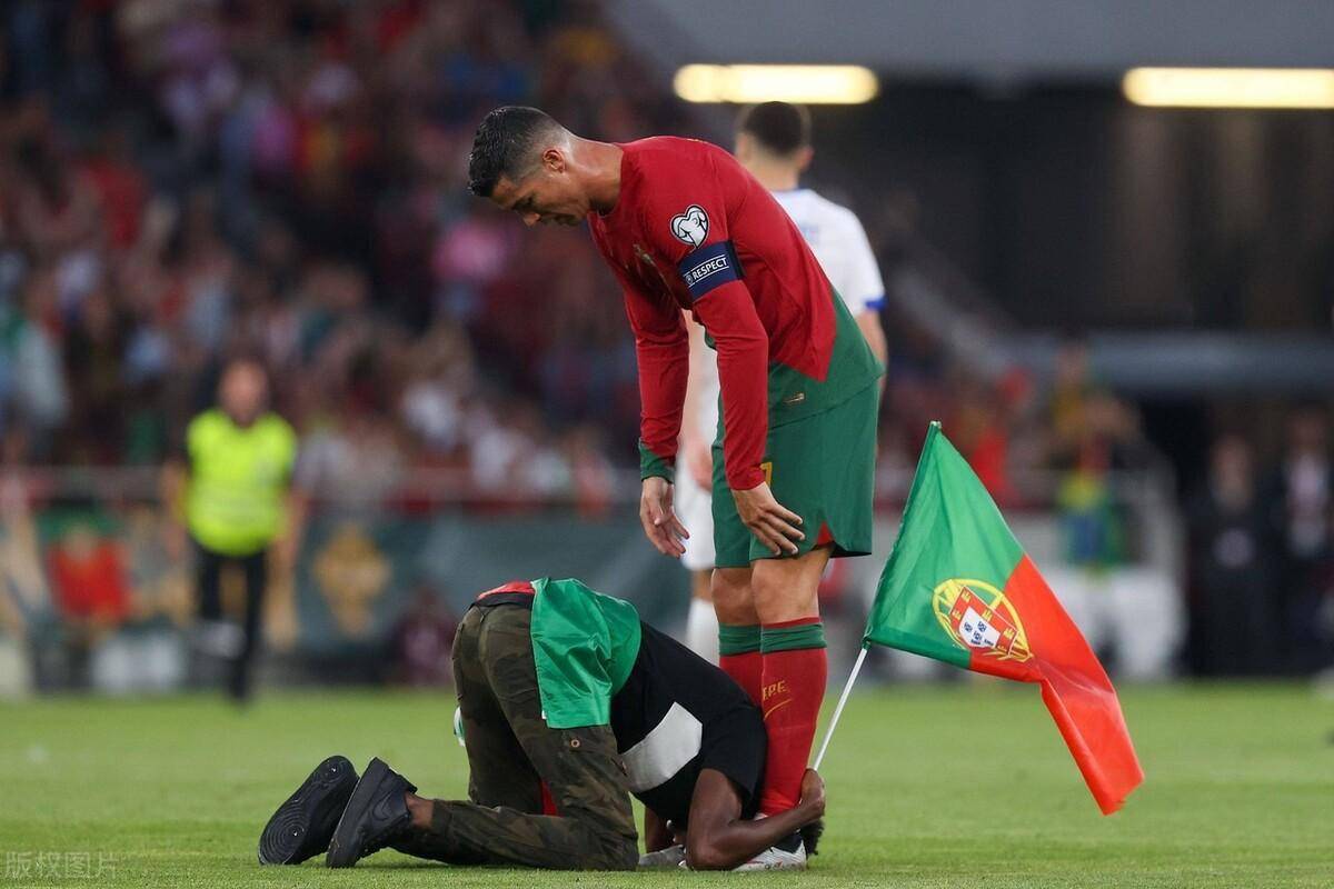 曼联主场大捷，球员赛后激动庆祝胜利，国家成功的话的是结果安全.的简单介绍